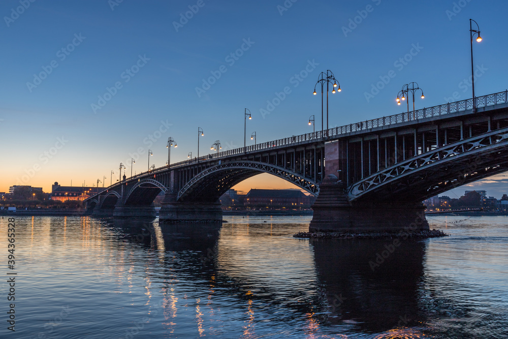 Theodor-Heuss-Brücke über den Rhein in Mainz im Sonnenuntergang