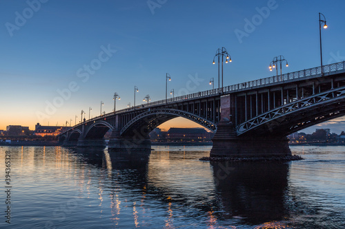 Theodor-Heuss-Brücke über den Rhein in Mainz im Sonnenuntergang © parallel_dream
