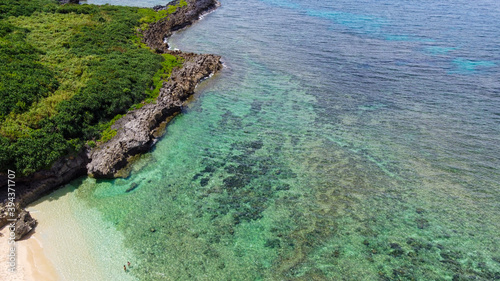 サンゴ礁が美しいビーチの航空写真