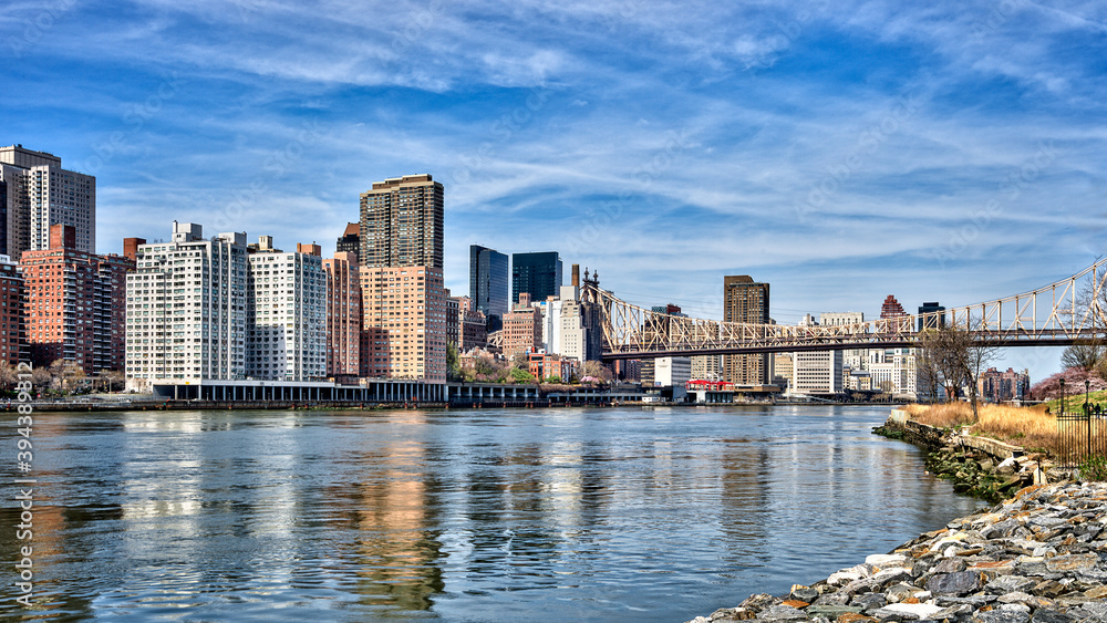 Fototapeta premium Queensboro Bridge connecting Midtown Manhattan to Roosevelt Island over the East River in New York City