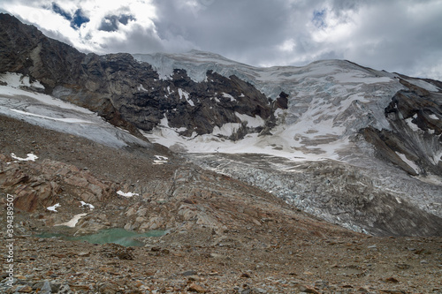 Panorama sur le Lagginhorn, le glacier Hohlaub et le Weissmies depuis Hohsaas en été photo