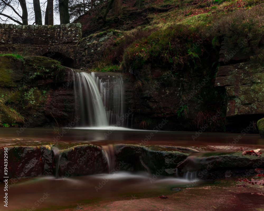 Obraz premium Long exposure of the Three Shires Head cascade in the Peak District