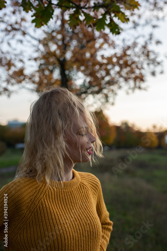 Schöne Frau mit Roten Mantel und Hund im Goldenen Herbst beim Gassi gehn