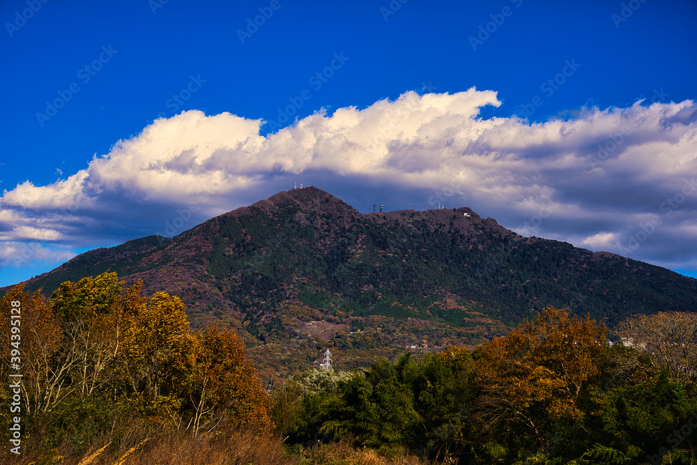 秋空に青い空と雲,筑波山の雄大な景色