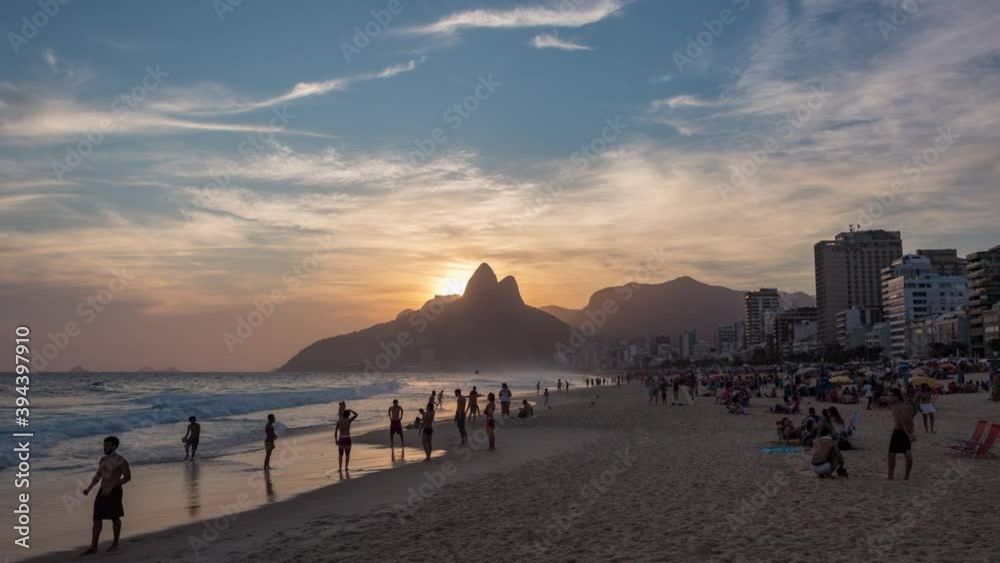 hyper lapse morro da favela do Vidigal no Rio de Janeiro, Capital

Praia de Ipanema e Lebron no por do sol com algumas nuvens e céu lindo 4k