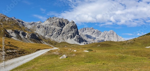 The gravel road trekking path in the italien alps, summer 2020 © Fizzl