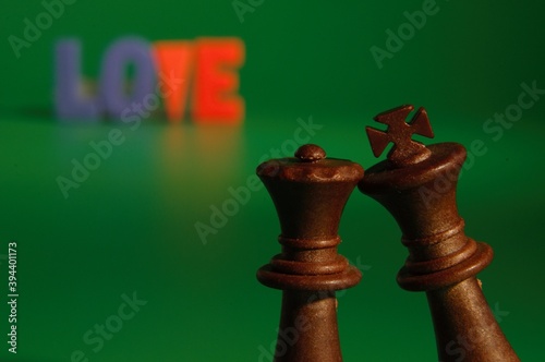 El amor representado por piezas de ajedrez y con la palabra en inglés desenfocada al fondo
