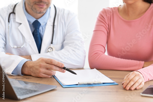 Male experienced doctor consulting his young female patient © Prostock-studio