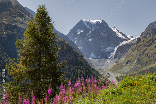 Randonnée dans la vallée d'Arolla en Suisse © Lina Taravella