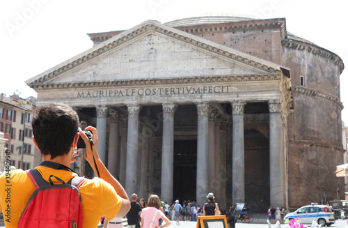 Canvas Print tourist while taking a photograph at the ancient temple called P