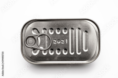 Alte Konservendose mit Ablaufdatum 2021 isoliert