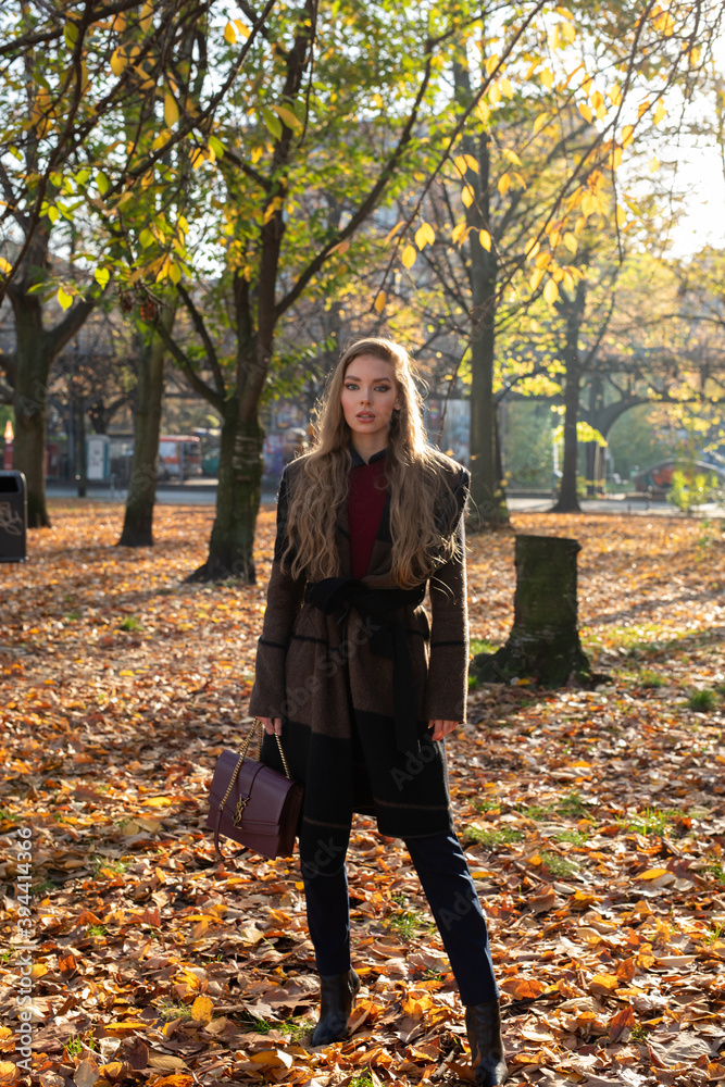 Frau im Herbst in Berlin Frau im Herbst in Berlin