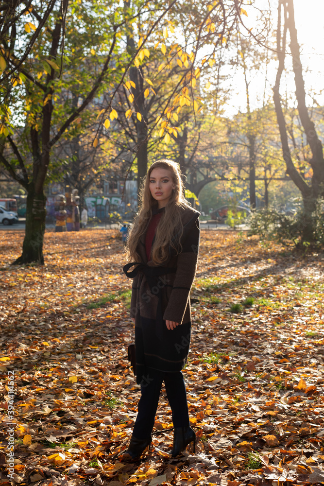 © TIGERRAW - Frau im Herbst in Berlin © TIGERRAW - Frau im Herbst in Berlin