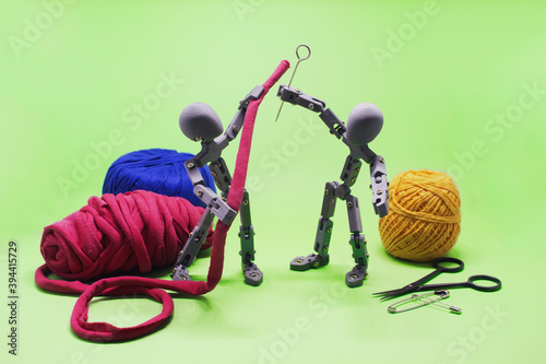 Tablou pe pânză Articulated dolls sewing something new
