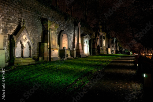 Cmentarz noc   na wzg  rzu w Glasgow 