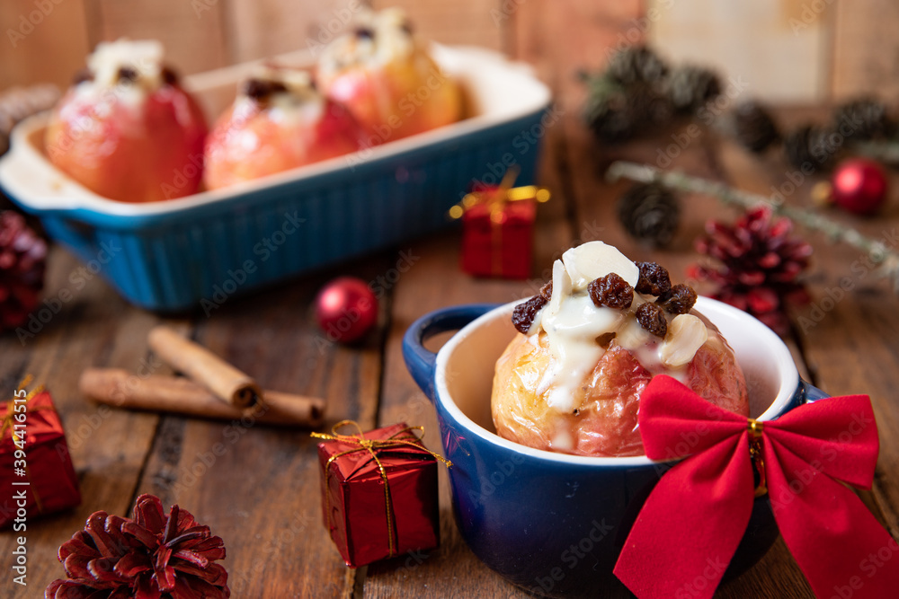 gebackener Bratapfel mit Füllung aus Marzipan, Mandeln, Rosinen und ...