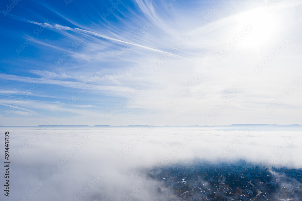 Lücke im Hochnebel und blauer Himmel