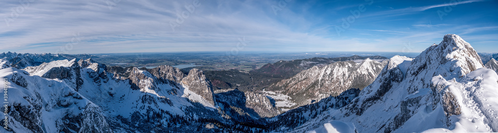 Panorama Ammergauer Berge mit Krähe, Geiselstein, Hochplatte und Alpenvorland im Spätherbst bei erstem Schnee