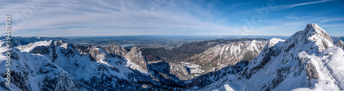 Panorama Ammergauer Berge mit Krähe, Geiselstein, Hochplatte und Alpenvorland im Spätherbst bei erstem Schnee