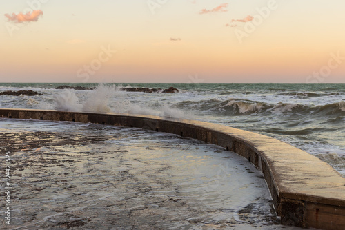 Mareggiata invernale alla spiaggia del Passetto di Ancona al tramonto