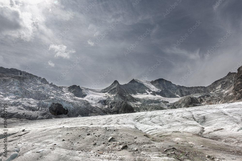Randonnée vers le glacier du Moiry dans les Alpes Suisses