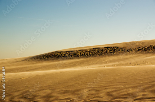 Krajobraz pustynny błękitne niebo i ruchome piaski w pięknym świetle zachodzącego słońca