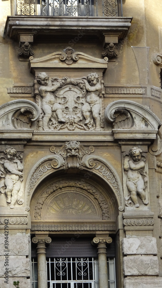 Figure ornamentali su antico palazzo romano 