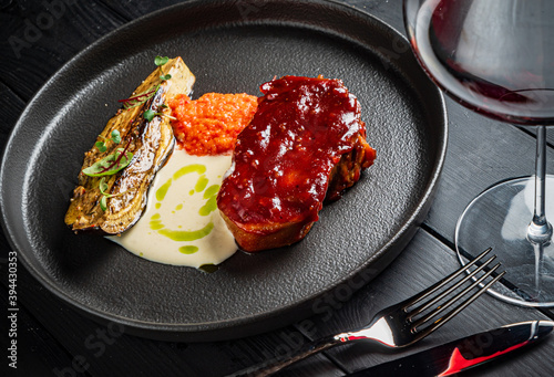 steak with grilled vegetables and red wine