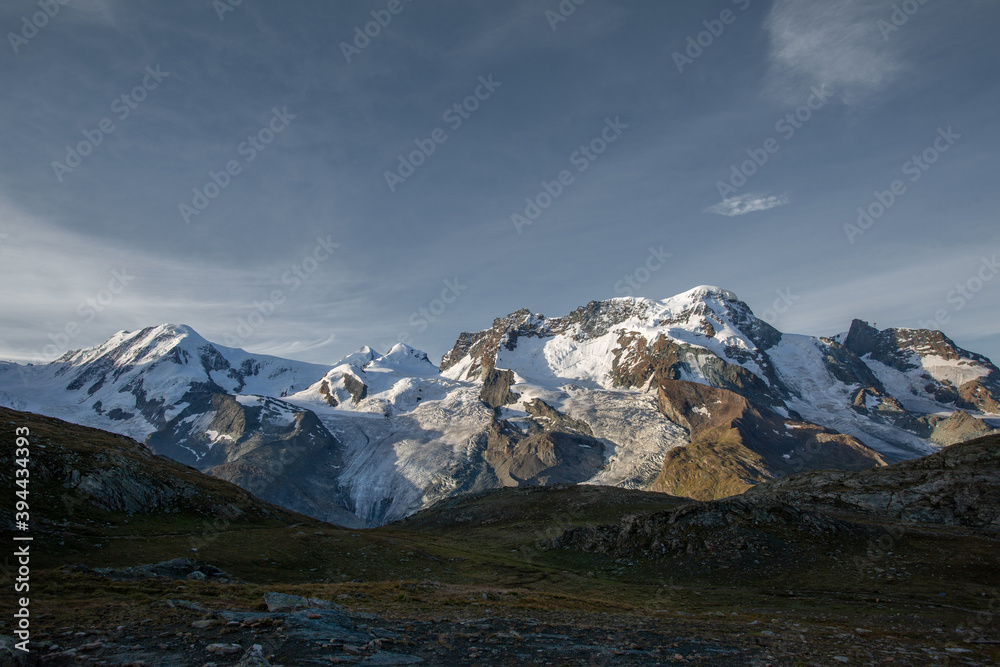 Panorama sur le massif du Mont Rose et le glacier du Gorner depuis le plateforme de Gornergrat en été