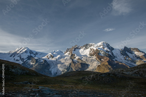Panorama sur le massif du Mont Rose et le glacier du Gorner depuis le plateforme de Gornergrat en été