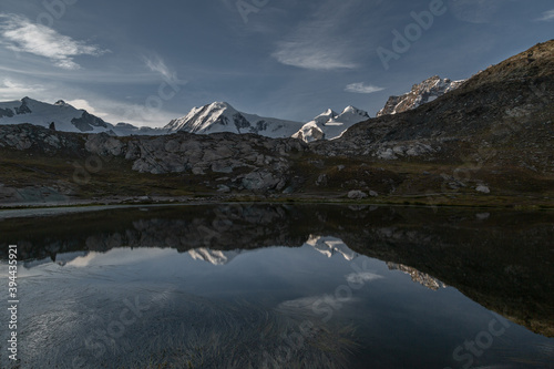 Massif du Mont Rose au lever de soleil en été se reflète dans le lac de Riffel photo