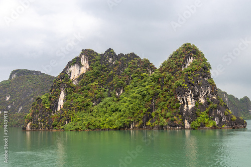 Roches karstiques de la baie d'Halong, Vietnam © Atlantis