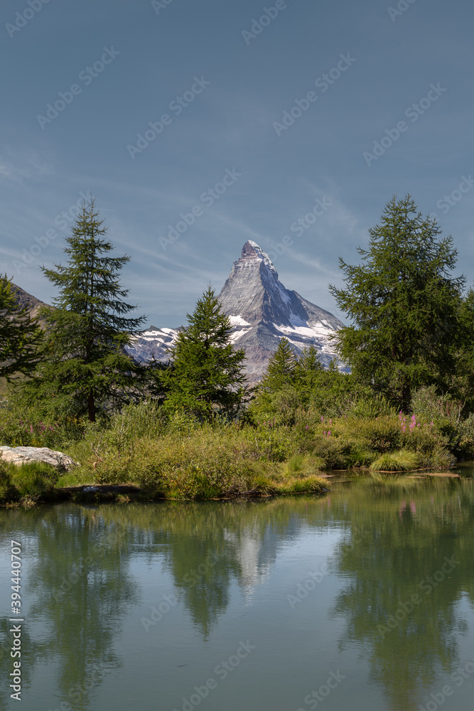 Obraz premium Reflet de Cervin sur le lac Grindjisee en été près de Zermatt