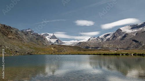  Cervin sur le lac Stellisee en été dans alpes suisses