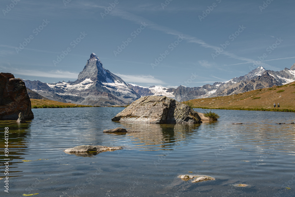Reflet de Cervin sur le lac Stellisee en été près de Zermatt