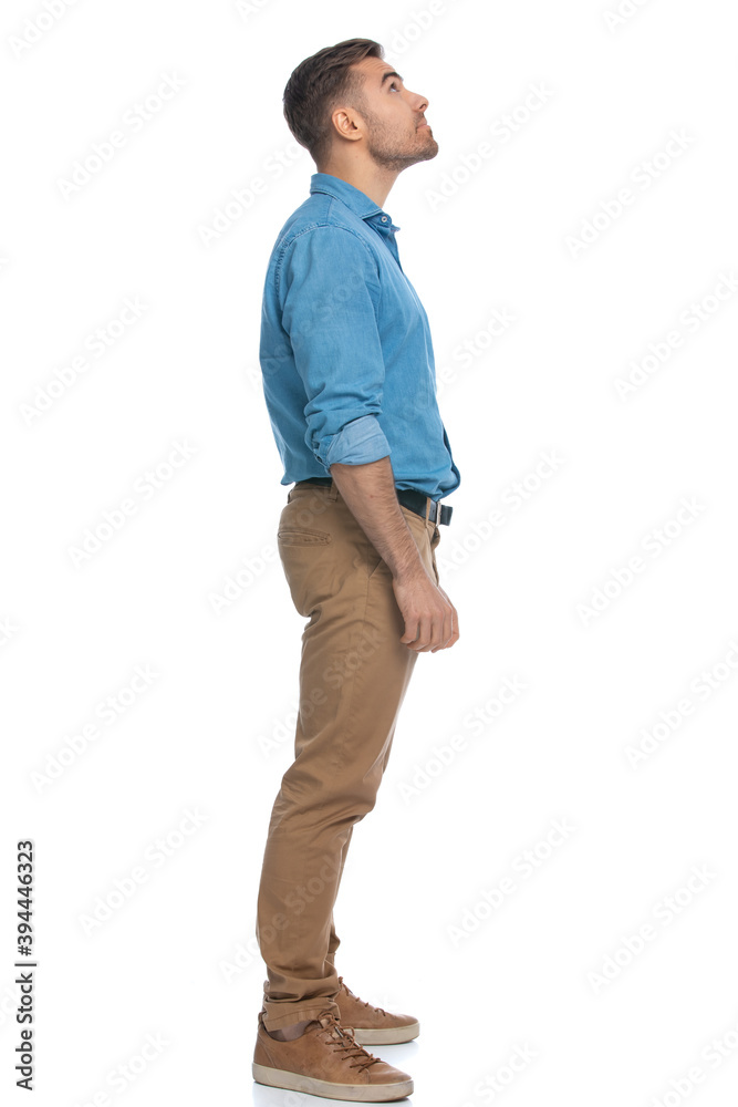 Naklejka premium attractive casual man waiting in line and looking up
