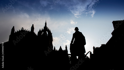 Foto Silhouette Adam smith Statue, mit St. Giles Cathedral  Edinburgh