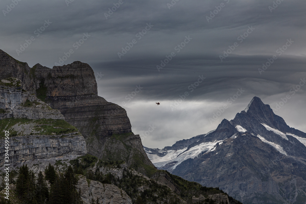 Sauvetage en hélicoptère dans la région de Jungfrau en Suisse en été