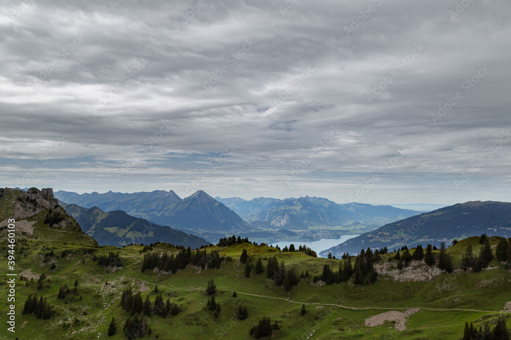 Panorama de lac alpin de Thoune situé dans l'oberland bernois en suisse en été