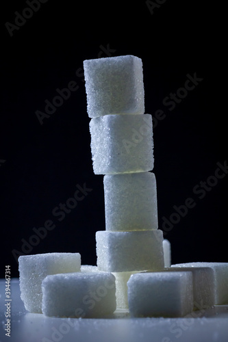 Stapel von Würfel Zucker mit schwarzem Hintergrund
