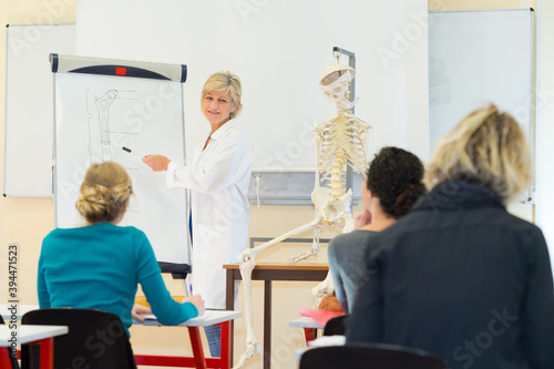 Valokuvatapetti anatomy teacher and her students in class