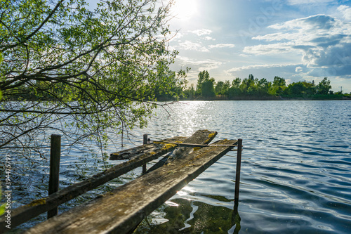 Fototapeta Naklejka Na Ścianę i Meble -  Romantischer Blick auf einen See mit altem und defekten Steg
