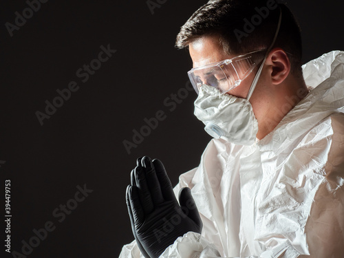 A doctor prays for God's bl...