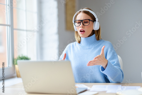 Φωτογραφία Female freelancer talking with colleague in video chat