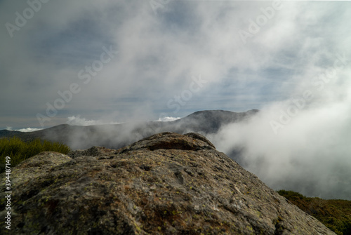 Montaña Cubierta por las nubes © MARALEM
