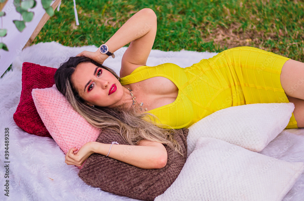 Naklejka premium woman relaxing in the park