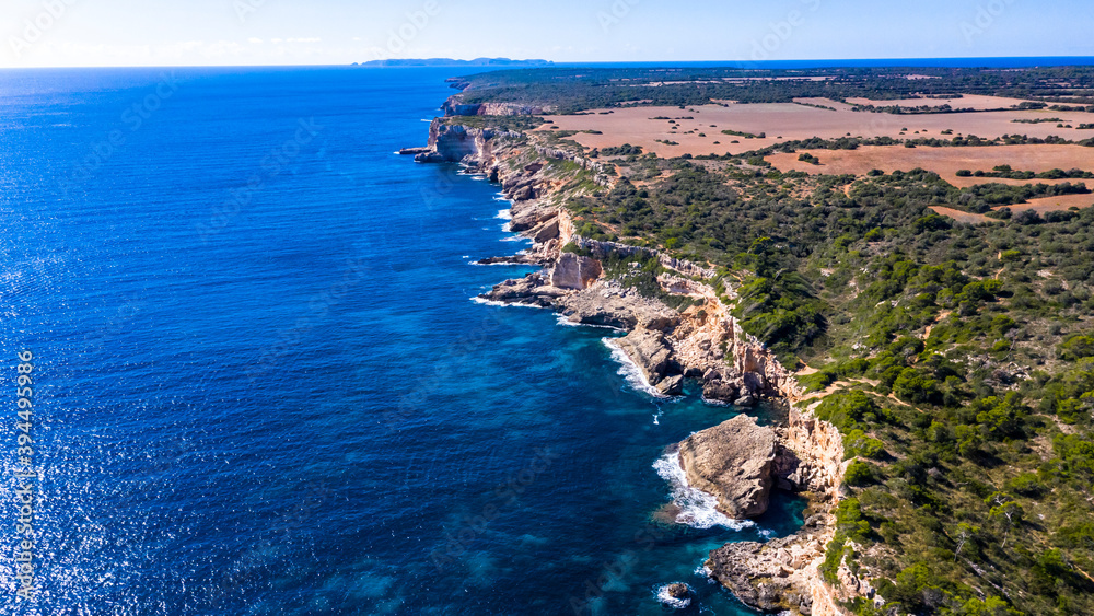 Obraz premium Luftaufnahme, Cala d'es Moro, Felsenküste bei Cala de s'Almonia, Naturschutzgebiet Cala Llombards, Mallorca, Balearen, Spanien