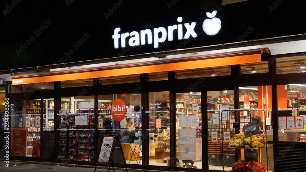 Supermarché avec une enseigne lumineuse "Franprix" à Paris, la nuit novembre 2020 (France