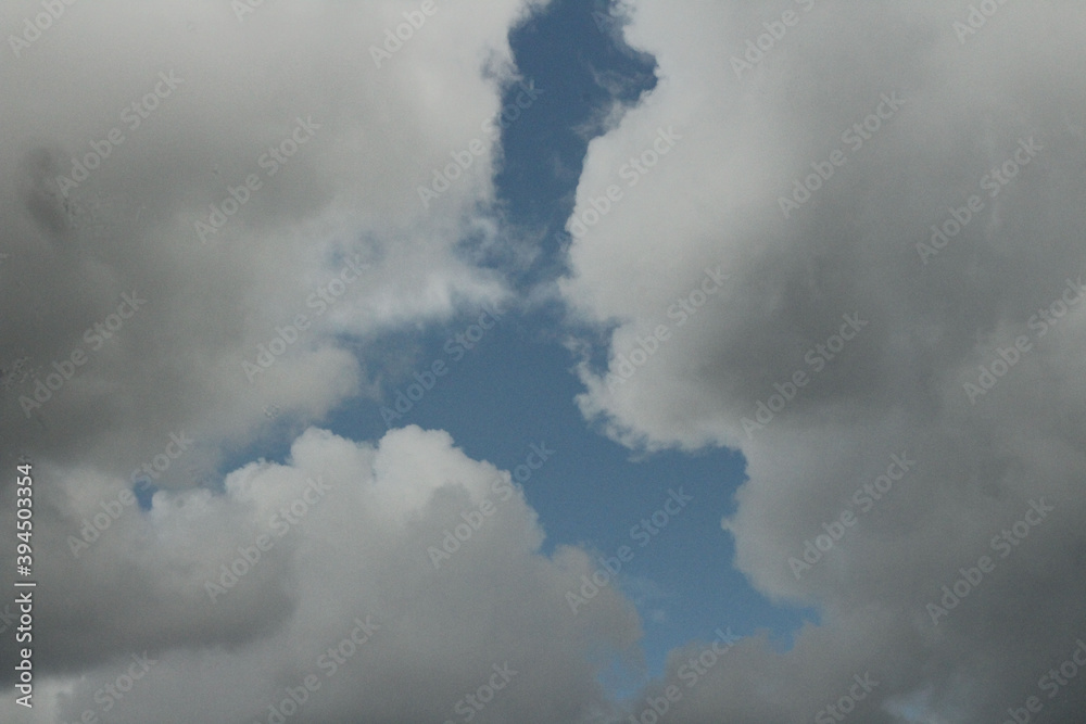 Cielo azul formando imagen con nubes Cielo azul formando imagen con nubes