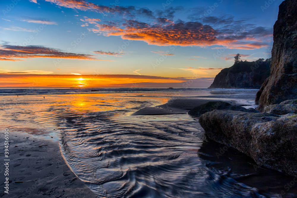 Naklejka premium Breathtaking ocean sunset along with Ruby Beach coastline, Washington, USA